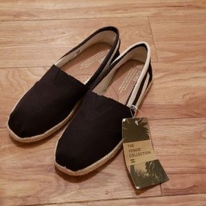 NWT Toms